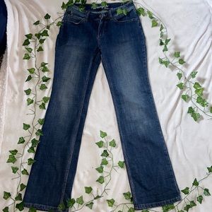 Selling this pair of wrangler boot cut pants.